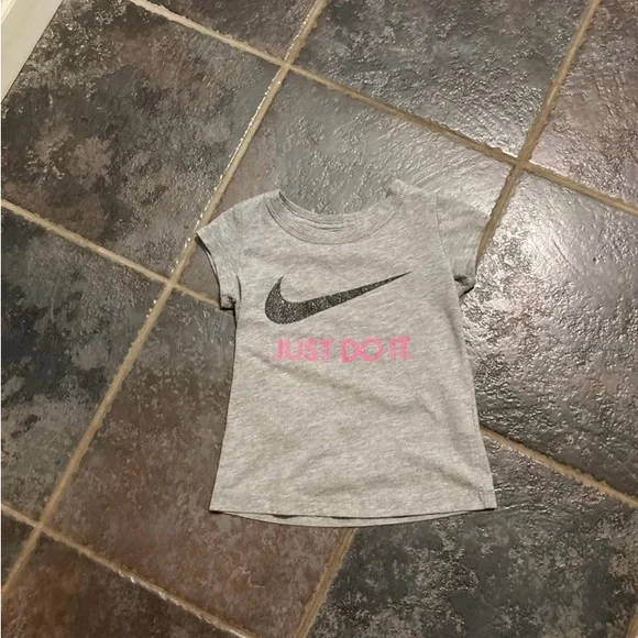 Nike Girls' Grey Logo Tee & Pink Athletic Shorts Set Size 5/6 - Picture 7 of 12
